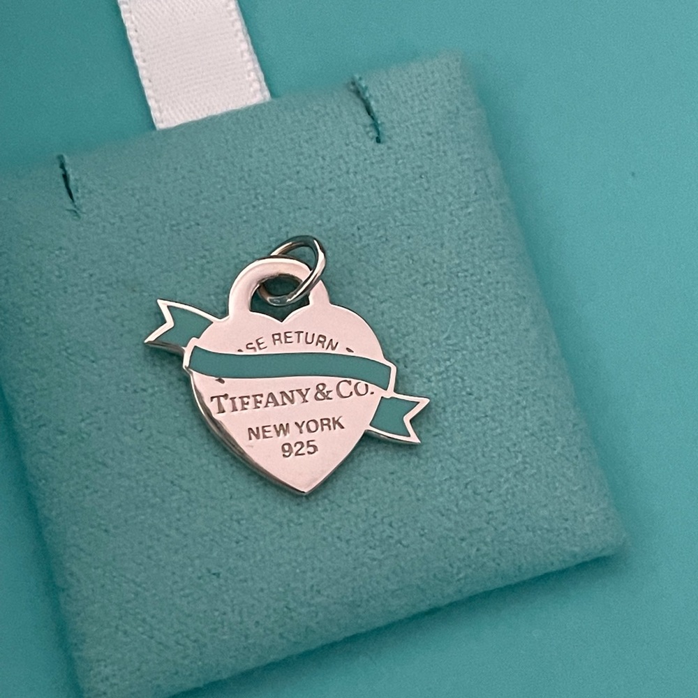 Tiffany ribbon charm‎